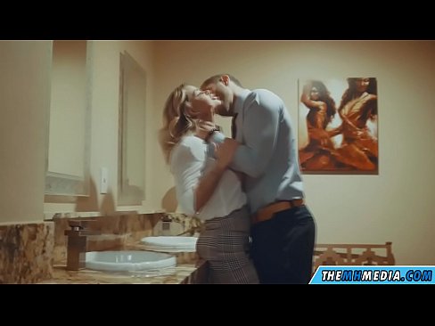 ❤️ Kur një bjonde me bukë ju josh në një banjë publike Video seksi në sq.assistentai.ru ☑